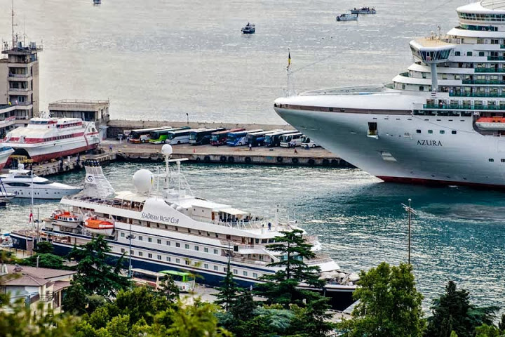 Морской порт Ялты принял четыре круизных лайнера сразу