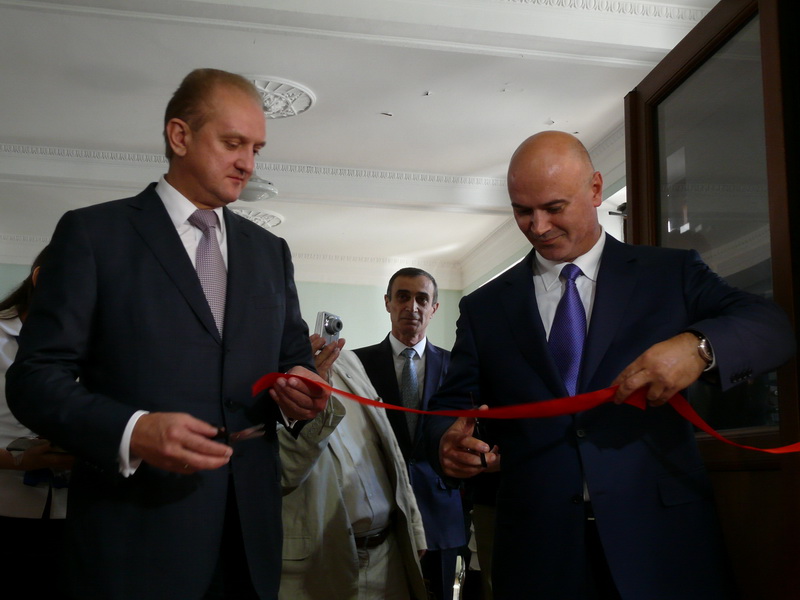 В Ялте торжественно открыли центр административных услуг В Ялте торжественно открыли центр административных услуг