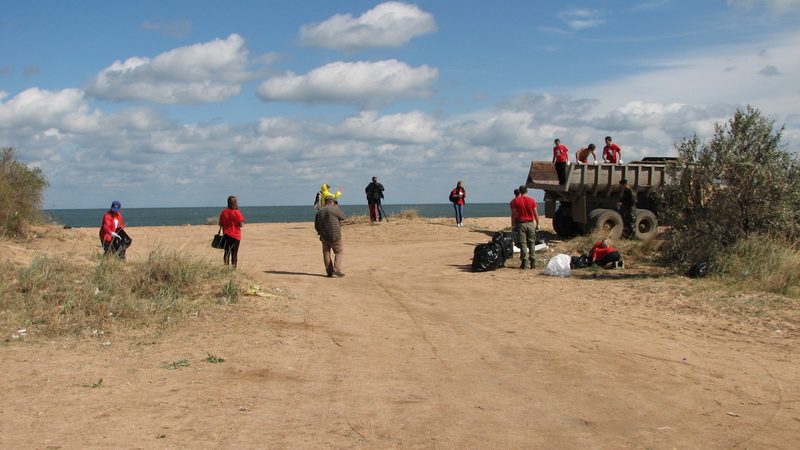 В Крыму почистили берег Азовского моря Субботник, В Крыму почистили берег Азовского моря