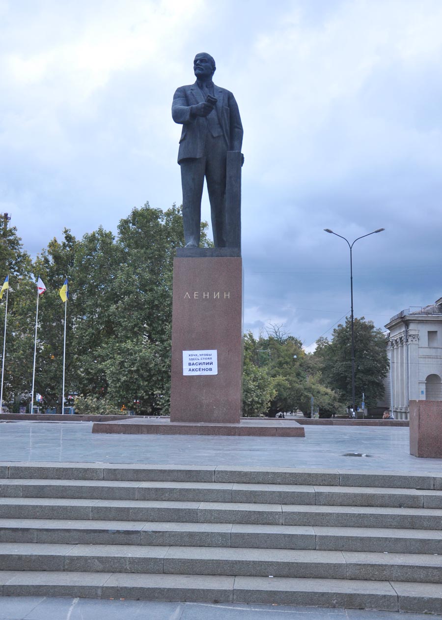 Неизвестный в Симферополе оставил сообщение на памятнике Ленину фото дня, Неизвестный в Симферополе оставил сообщение на памятнике Ленину