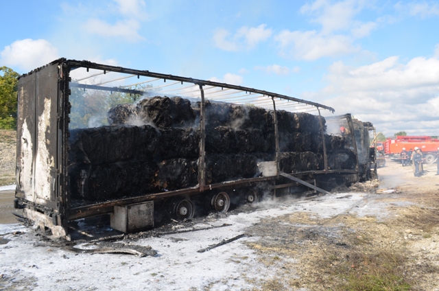 Пожар, На трассе возле Севастополя сгорела фура с бумагой 