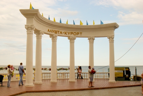 В здравницах Алушты отдохнуло более 170 тысяч человек Туристы, В здравницах Алушты отдохнуло более 170 тысяч человек