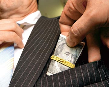 В Керчи землеустроитель погорел на взятке Коррупция, В Керчи землеустроитель погорел на взятке