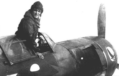 В библиотеку Симферополя передали личные вещи Амет-хана Султана Библиотека, В библиотеку Симферополя передали личные вещи Амет-хана Султана