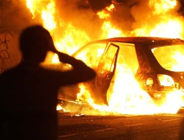 За сутки в Крыму сгорели два автомобиля Пожар, За сутки в Крыму сгорели два автомобиля