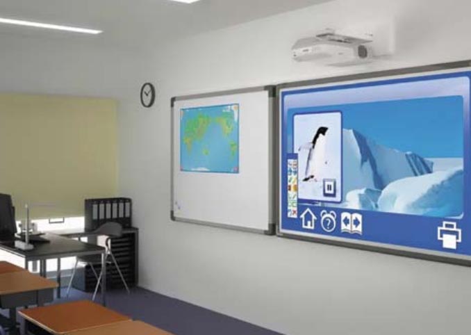 Школам Алуштинского региона подарили проекционные экраны День учителя, Школам Алуштинского региона подарили проекционные экраны