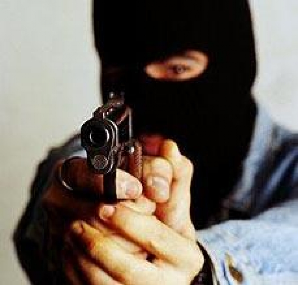 Ограбление, В Севастополе вооруженные преступники ограбили заправку