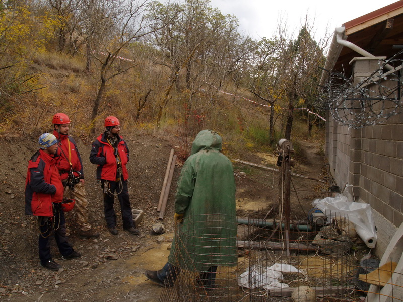 В Алуште спасатели достали тело рабочего со дна колодца Происшествие, В Алуште спасатели достали тело рабочего со дна колодца