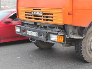 Под Симферополем «КАМАЗ» без водителя наехал на пешехода ДТП, Под Симферополем «КАМАЗ» без водителя наехал на пешехода