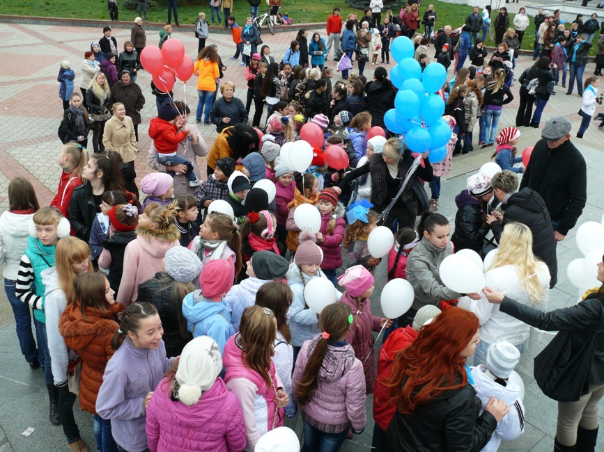 В Симферополе прошел тысячный танцевальный флешмоб детское творчество, В Симферополе прошел тысячный танцевальный флешмоб