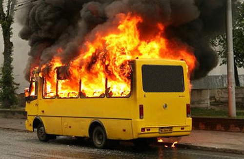 На стоянке в Симферополе сгорел автобус Пожар, На стоянке в Симферополе сгорел автобус