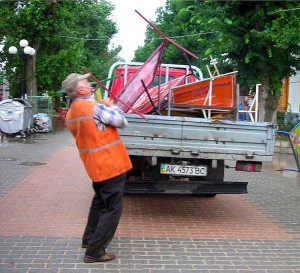 Благоустройство, В Алуште проводится демонтаж незаконной рекламы