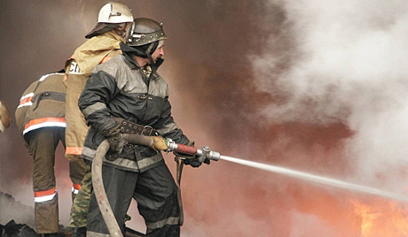 В Симферопольском районе загорелась крыша общежития Пожар, В Симферопольском районе загорелась крыша общежития