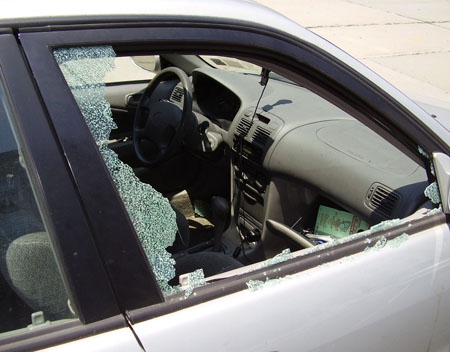 В Керчи подросток грабил машины, чтобы купить планшет Кража, В Керчи подросток грабил машины, чтобы купить планшет