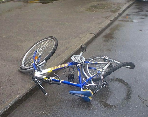 ДТП, На севере Крыма автомобиль сбил пожилую велосипедистку