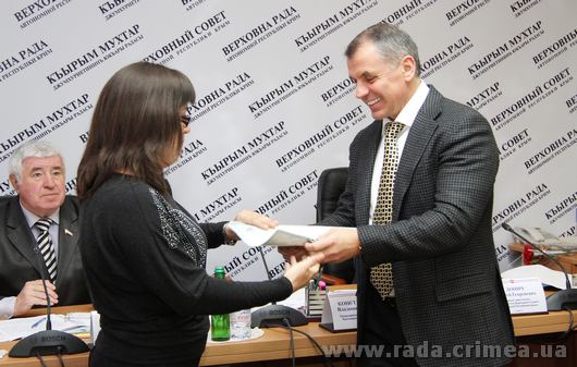 инвалиды, Крымский спикер вручил ключи от квартир инвалидам по зрению