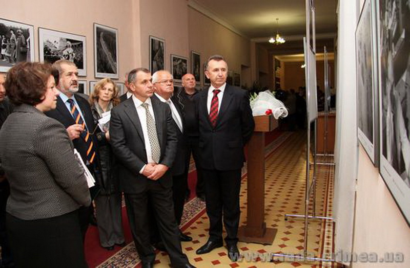 фотовыставка, В Симферополе представили выставку «Наш путь к независимости»