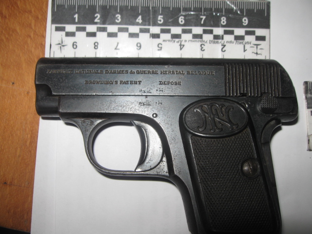 Оружие, Крымская пенсионерка принесла в милицию пистолет времен войны