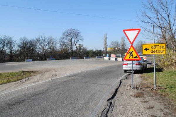 На выезде из Симферополя перекрыли участок трассы На выезде из Симферополя перекрыли участок трассы
