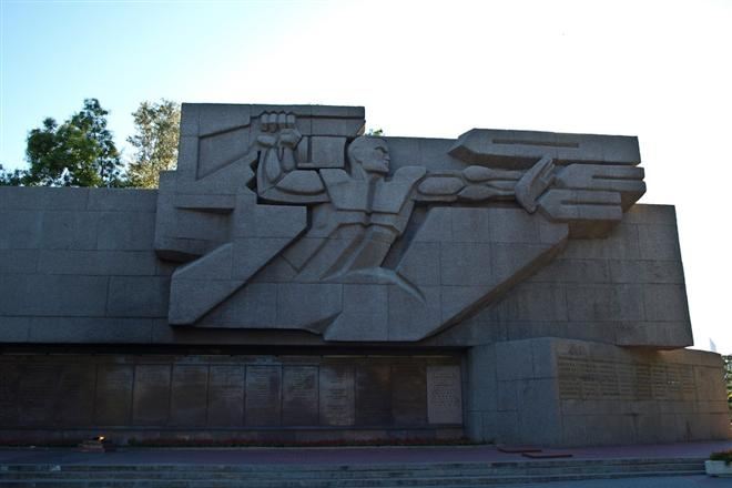 Вандализм, Вандалы, Вандалы разрисовали памятник защитникам Севастополя