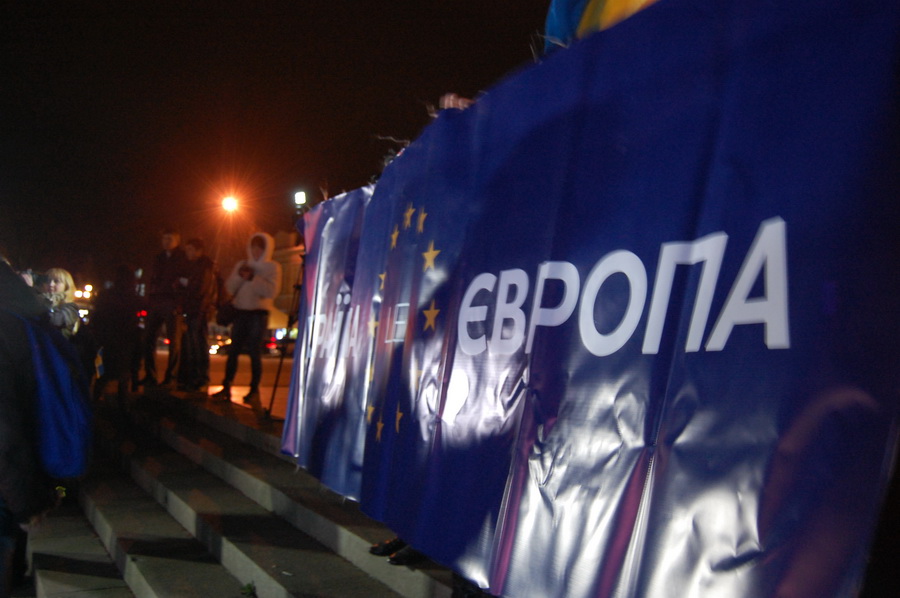 В Симферополе прошла немногочисленная акция в поддержку ассоциации Украины с ЕС Евроинтеграция, В Симферополе прошла немногочисленная акция в поддержку ассоциации Украины с ЕС