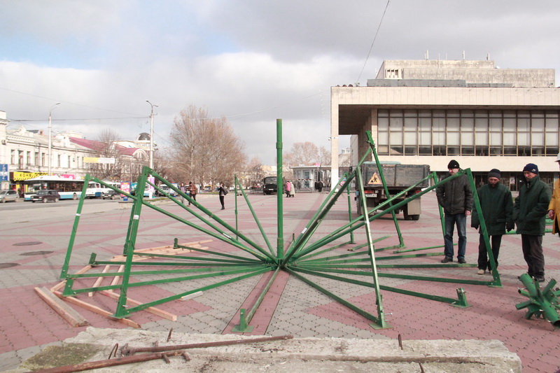 Городская елка, В Симферополе устанавливают городскую елку