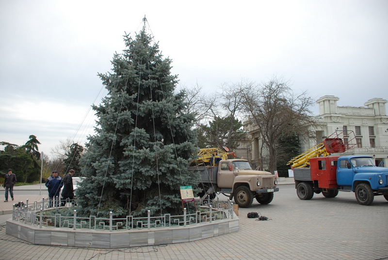 Городская елка, В Евпатории украшают городскую елку