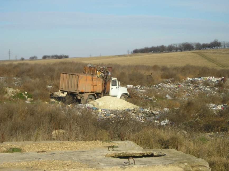 Вокруг аэропорта в Симферополе обнаружили свалки мусора Свалка, Вокруг аэропорта в Симферополе обнаружили свалки мусора