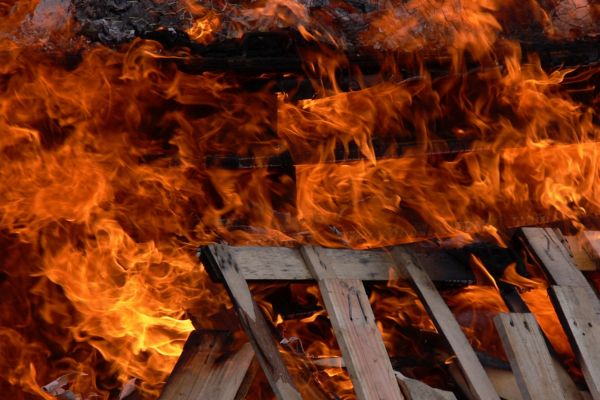 Пожар, В Белогорске сгорела крыша одноэтажного дома