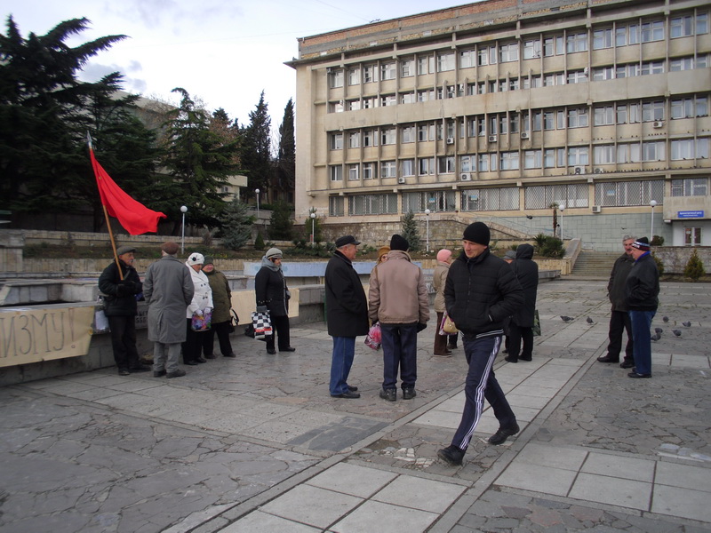 Алуштинские коммунисты митингуют против сноса памятника Ленину в Киеве политическая ситуация в Украине, Алуштинские коммунисты митингуют против сноса памятника Ленину в Киеве