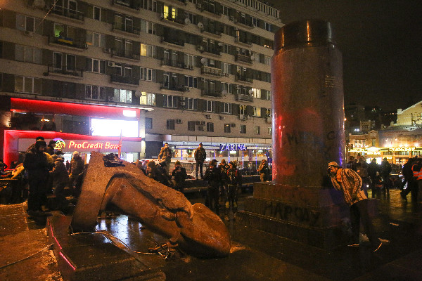 политическая ситуация в Украине, Президиум ВР АРК назвал снос памятника Ленину варварством