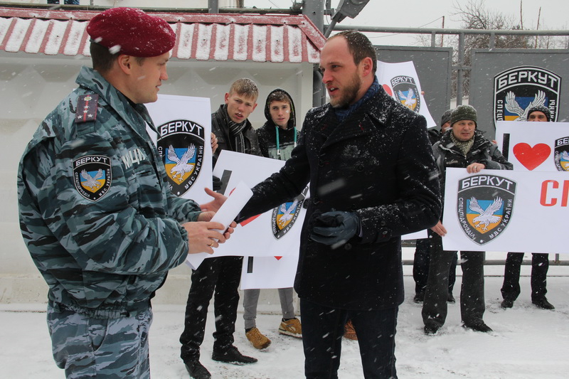 Симферопольцы встали на защиту «Беркута» политическая ситуация в Украине, Симферопольцы встали на защиту «Беркута»
