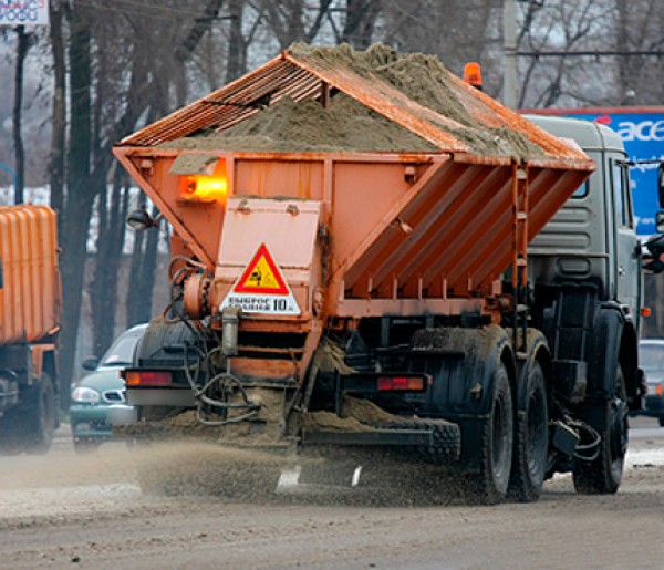 На дороги Крыма высыпали почти тысячу тонн песка и соли Подготовка к зиме, На дороги Крыма высыпали почти тысячу тонн песка и соли