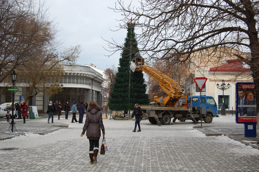 В Симферополе устанавливают еще одну елку Городская елка, В Симферополе устанавливают еще одну елку
