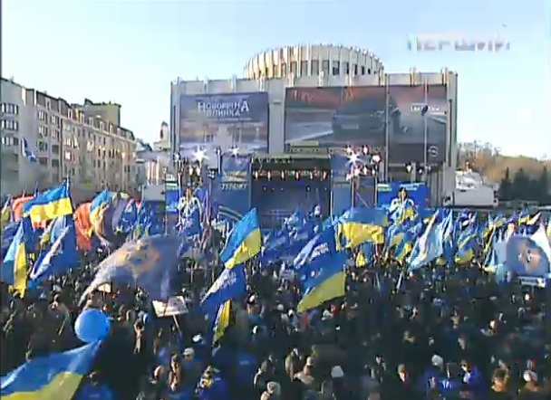 политическая ситуация в Украине, В Киеве севастопольцы поднимали боевой дух гимном