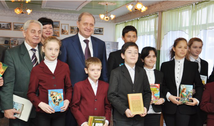 Крымский премьер в Симферополе презентовал школьникам книги на четырех языках Книги которые нас воспитали, Крымский премьер в Симферополе презентовал школьникам книги на четырех языках