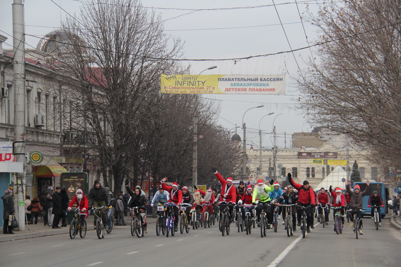 В Симферополе провели новогодний велопробег