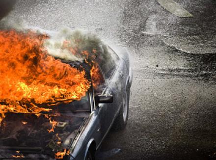 За выходные в Крыму трижды горели автомобили Пожар, За выходные в Крыму трижды горели автомобили