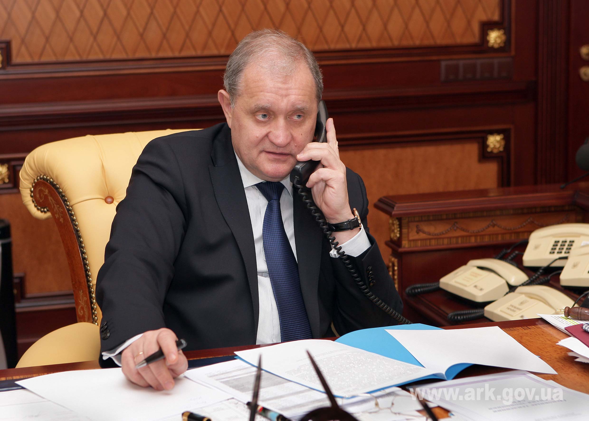 Крымский премьер ответил на вопросы по горячей телефонной линии горячая линия, Крымский премьер ответил на вопросы по горячей телефонной линии