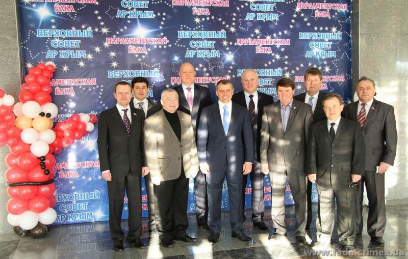 В Симферополе открылась парламентская елка Городская елка, В Симферополе открылась парламентская елка