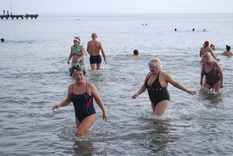 В Евпатории «моржи» открыли купальный сезон Моржи, В Евпатории «моржи» открыли купальный сезон