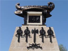 В Севастополе вандалы разрисовали памятник Казарскому Вандализм, В Севастополе вандалы разрисовали памятник Казарскому