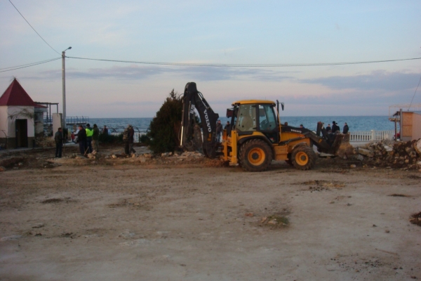 На севастопольском пляже демонтировали незаконно установленный забор незаконное строительство, На севастопольском пляже демонтировали незаконно установленный забор