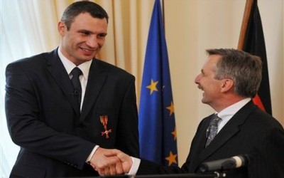 От Кличко требуют объяснений, за что он получил немецкий орден От Кличко требуют объяснений, за что он получил немецкий орден