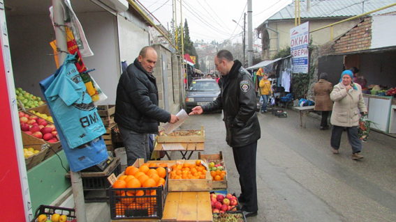 В Алуште прошел рейд по борьбе со стихийной торговлей стихийная торговля, В Алуште прошел рейд по борьбе со стихийной торговлей