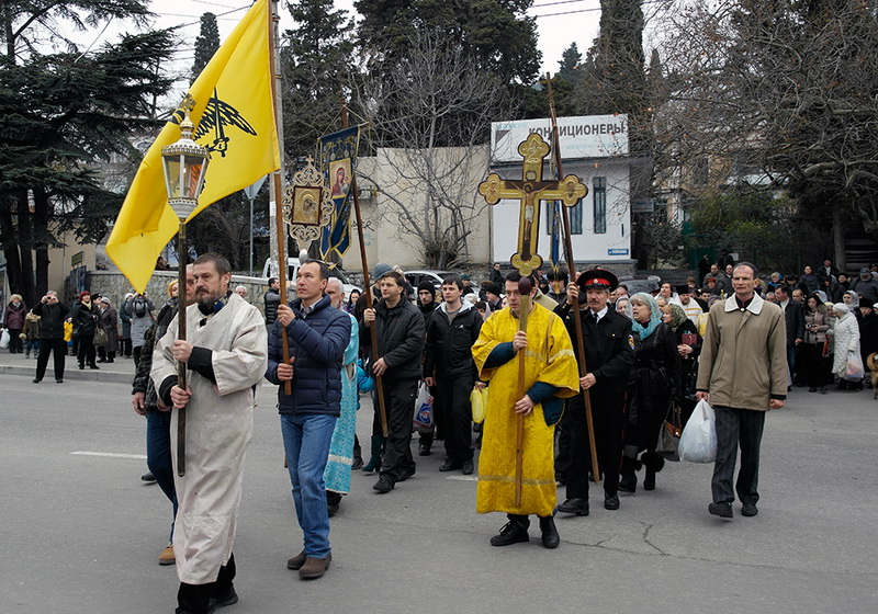 В Ялте Крещение отметили крестным ходом и купанием в море Крещение, В Ялте Крещение отметили крестным ходом и купанием в море