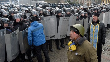 политическая ситуация в Украине, Крымский премьер назвал трагедией гибель людей в Киеве