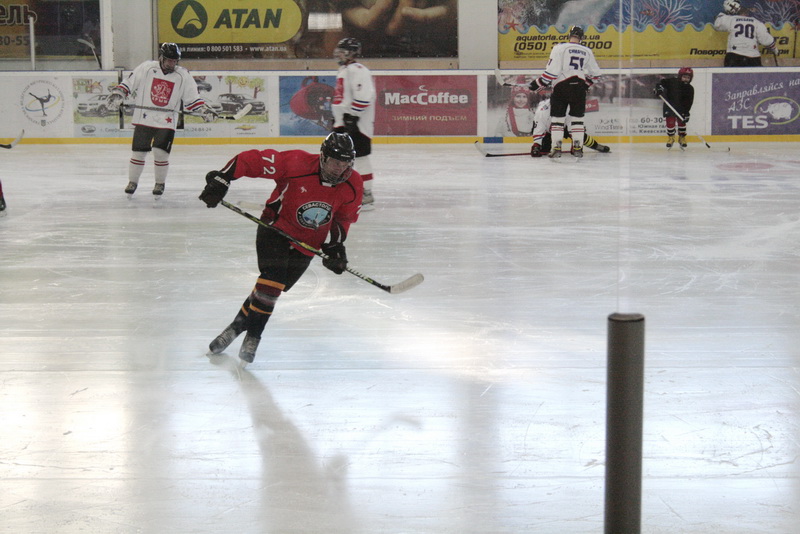 В Симферополе прошел первый матч крымской хоккейной лиги Хоккей, В Симферополе прошел первый матч крымской хоккейной лиги