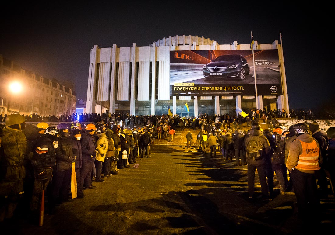 Участники беспорядков в Киеве ночью пытались штурмовать Украинский дом политическая ситуация в Украине, Участники беспорядков в Киеве ночью пытались штурмовать Украинский дом