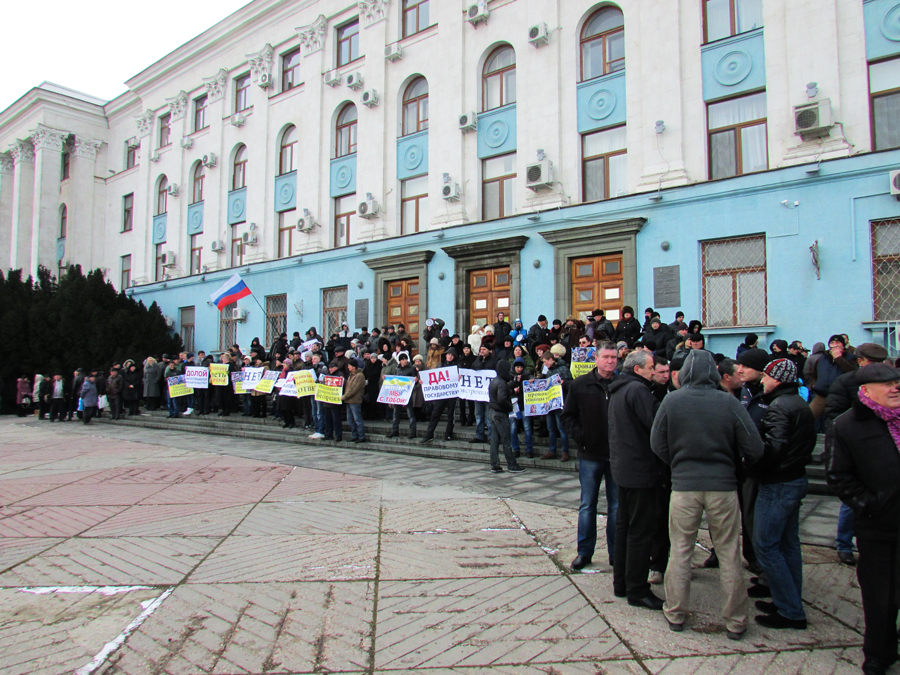 В Симферополе выстроили живую цепь на входе в Совмин , В Симферополе выстроили живую цепь на входе в Совмин